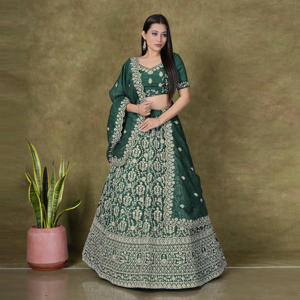 Lehenga Choli en soie croquante avec broderie Zari dense, bordure Grand Heritage, chemisier structuré et dupatta pour célébrations nuptiales - Product Image 4