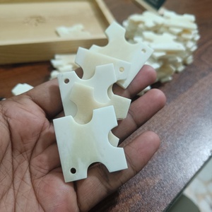 Enrouleur de Fil Artisanal Écologique en Os de Buffle, Forme Puzzle, Outil Vierge pour le Tissage, la Broderie et les Artisanat Textile - Product Image 1