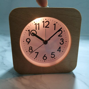 Horloge murale carrée en bois Huayang Nordic, faite à la main en hêtre naturel, avec veilleuse douce, silencieuse et sans tic-tac, réveil de chevet - Product Image 3