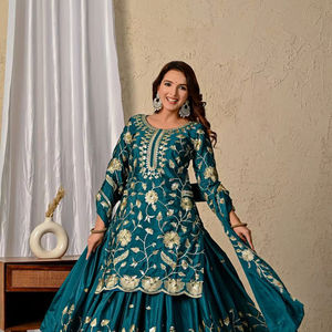 Conjunto de Fiesta de Diseñador: Top, Lehenga y Dupatta de Seda Chinon Pesada con Bordado de Lentejuelas - Product Image 1