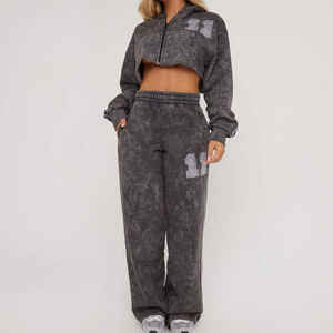 Conjunto deportivo personalizado de alta calidad en tela French Terry para mujer, con pantalones acampanados de pierna ancha y sudadera corta con cremallera. - Product Image 2