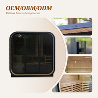 Sauna en bois lumineux avec façade panoramique en verre et système de chauffage à pierres pour un espace bien-être de luxe au bord de la piscine