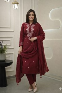 Ensemble 3 pièces ethnique pour femme : Kurti, pantalon et dupatta en rayonne slub avec broderie et travail de codage – Salwar Kameez, tenue traditionnelle pour femme - Product Image 4