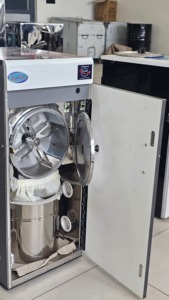 Moulin à farine motorisé robuste Leenova avec corps en acier et en bois, capacité de 8 à 10 kg/h, 230-240 V, facile à utiliser pour un usage domestique - Product Image 2