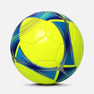 Ballon de football CORE FIELD jaune et noir, durable, design classique à panneaux, écologique, léger, pour l'entraînement des enfants et des adultes - Product Image 1