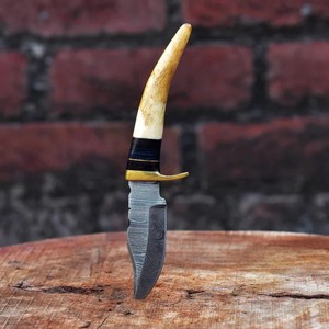 Cuchillo de Caza de Acero de Damasco Forjado a Mano con Mango de Asta de Ciervo, Cuchillo Táctico Fijo Personalizado para Camping y Desollado al Aire Libre - Product Image 1