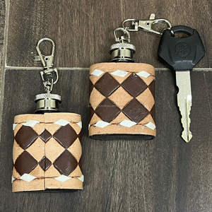 Llavero de cuero a cuadros hecho a mano al por mayor, mini botella de whisky, llavero de cuero genuino, artículo promocional para exposiciones y eventos - Product Image 6