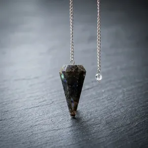 Péndulo de Cristal de Labradorita Natural con Cadena de Plata, Piedra Preciosa Facetada, Herramienta de Meditación para Feng Shui, Reiki y Equilibrio de Chakras - Product Image 2