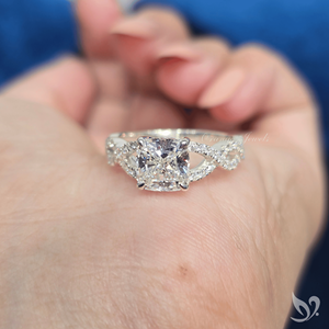 แหวนเพชรทรงคุชชั่น 2 กะรัต แบบฝังเพชรเรียงเป็นแถว วงแหวนบิดเกลียว ดีไซน์แยกส่วน รับรองโดย IGI ทองคำขาว 10K - Product Image 3