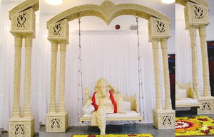 Magnifique balançoire de mariage gujaratienne avec Ganesha, Jhula design pour la décoration de mariage, configuration de Mandap Jhula avec Ganpati New York - Product Image 2
