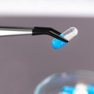 Pince à épiler antidérapante UBI à pointe dentée, 2 pièces, revêtement en caoutchouc, acier inoxydable, prise en main souple, précision durable pour les cils - Product Image 5