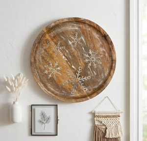 Plateau de service en bois artisanal gravé flocon de neige, plat rond rustique, décoration murale style ferme, planche en bois de manguier écologique - Product Image 4