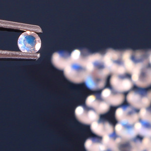 Piedra Lunar Arcoíris Redonda de 3mm, Gema Suelta Tallada, Precio de Fábrica, Gema de Alta Calidad para Fabricación de Joyería, Venta al Por Mayor - Product Image 1