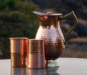 Ensemble de carafes en cuivre pour des présentations de table haut de gamme, service d'eau, ensemble métallique avec verres, durable, réutilisable, cuisine, salle à manger - Product Image 1