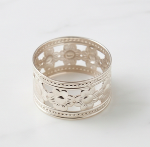 Anneau de serviette en métal vintage avec motif floral découpé, parfait pour les mariages et la décoration de table - Product Image 1