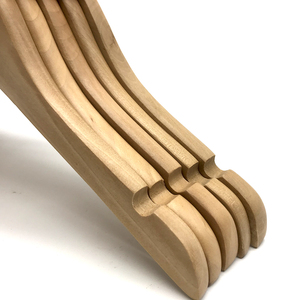 Perchas de Madera Clásicas de Alta Calidad y Duraderas, con Gancho Metálico y Logotipo Personalizado, para Abrigos, Trajes y Ropa Infantil - Product Image 5