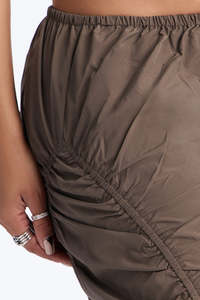 Pantalones de paracaídas para hombre personalizados con costuras fruncidas, color moca, de pierna ancha, ligeros, cortavientos, de tela, estilo urbano, OEM - Product Image 2