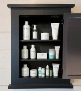 Armoire de salle de bain murale minimaliste et peu encombrante, 3 étagères, design en teck massif, pour usage hôtelier, toilettes, médicaments - Product Image 1