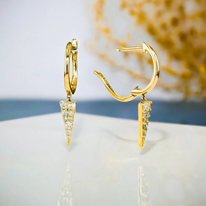 ต่างหูห่วงทรงสามเหลี่ยมสีเหลืองทองประดับเพชรเลี้ยงในห้องปฏิบัติการ - Product Image 4