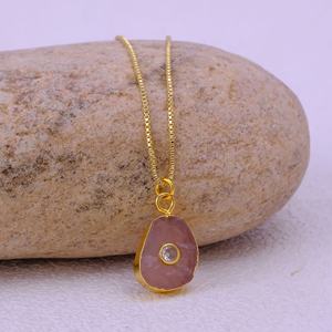 สร้อยคอจี้หินโรสควอตซ์ธรรมชาติชุบทองคำแท้ งานแฮนด์เมด ประดับด้วยพลอยดิบและเพชรคิวบิกเซอร์โคเนีย ดีไซน์ทันสมัย เหมาะสำหรับขายส่งในเดือนตุลาคม - Product Image 1