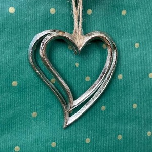 Elegante Adorno Festivo en Forma de Corazón, Artesanía Metálica para Decoración de Árboles Navideños - Product Image 4