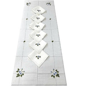 Nappe en lin blanc personnalisée avec ourlet festonné, broderie de jolies fleurs, lavable, pour la maison, les restaurants et les fêtes - Product Image 2