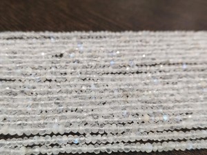 Perles micro-facettées rondes en pierre de lune arc-en-ciel naturelle blanche Eminent Jewel de 3 mm, 13 pouces de long, vendues par brin - Product Image 2