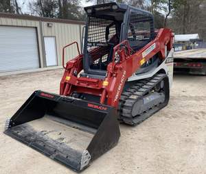 Chargeuse compacte sur chenilles Takeuchi TL10V2 d'occasion avec moteur diesel, pompe hydraulique et godet pour la construction - Product Image 6