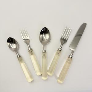 Prix d'usine, vente chaude : Ensemble de couverts en acier inoxydable (couteau, fourchette, cuillère) avec manche en résine transparente pour la rentrée scolaire - Product Image 4