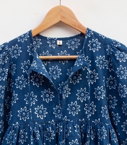 Blusa Indigo Tradicional con Estampado a Mano, 100% Algodón, Cuello con Lazo de Encaje Floral, Transpirable, Estilo Étnico Informal para Mujer - Product Image 5
