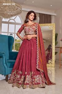 ชุดอินเดียแบบหนักแน่น NC Vichitra พร้อมงานปักดิ้นและงานปักด้ายแบบประณีต ชุดเลเฮนกา-โชลีสำเร็จรูปจากซัพพลายเออร์ในอินเดีย - Product Image 3