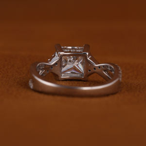 Bague classique de haute qualité en or blanc massif 14 carats, sertie de diamants de laboratoire taille princesse à quatre griffes de 1,5 carat, avec pavé et bande torsadée - Product Image 5