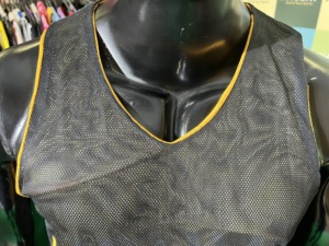 Chaleco Deportivo sin Mangas para Hombre HUSKY, Transpirable, con Cuello en V, Estampado Digital, 100% Poliéster, Secado Rápido, Corte Regular, para Todas las Temporadas - Product Image 4