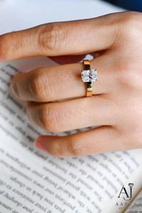 Bague en or jaune 14 carats avec diamant de laboratoire taille émeraude et moissanite, large alliance de fiançailles et de mariage pour femme - Product Image 6