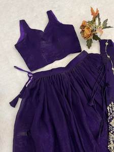 Ensemble de vêtements indiens et pakistanais de style contemporain, comprenant une veste brodée de perles de qualité supérieure, un lehenga uni plissé et une blouse, entièrement cousu. - Product Image 4