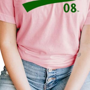 Camiseta de verano de ajuste holgado con estampado de hoja de hiedra 08 y letras griegas, de manga corta, informal, para mujer, ropa de hermandad, color rosa. - Product Image 2