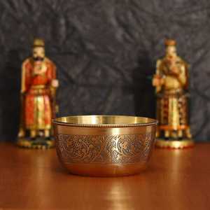 Tazón Decorativo en Forma de Hoja Dorada con Grabado Floral Intrincado - Product Image 4