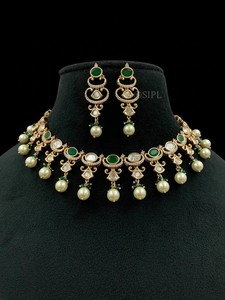 ATEMBERAUBENDE GLANZFÄHIGE Platinbeschichtete Messing-Brautschmuck-Garnitur für Damen mit Blauen Kundan-Steinen, Designer-Halskette - Product Image 3
