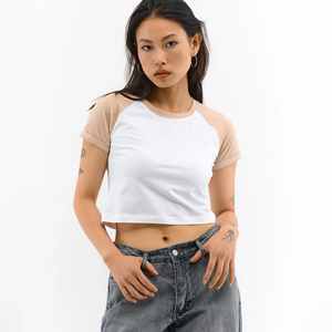 T-shirt court pour femme à manches raglan contrastantes, style Y2K Streetwear, coupe ajustée, haut de mode premium, logo personnalisé, vente en gros - Product Image 1