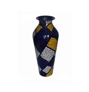 Vase décoratif en aluminium artisanal avec texture de surface détaillée pour la décoration de la maison - Product Image 5