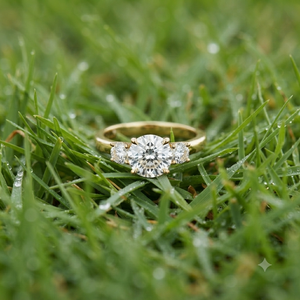Bague de promesse tendance pour femme, personnalisée, en or massif 14 carats, classique, sertie de trois pierres en moissanite, cadeau idéal pour mariage - Product Image 5