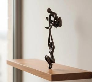 Estante Metálico Contemporáneo con Decoración de Escultura de Bronce de Hombre Levantando a Mujer, Figura Romántica para Decoración de Ocasiones Especiales y Regalos - Product Image 1