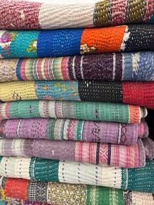Colcha de Algodón Kantha con Parches, Cubrecama Indio Hecho a Mano, Colcha Boho Cosida a Mano, Manta de Algodón Tradicional Colorida - Product Image 4
