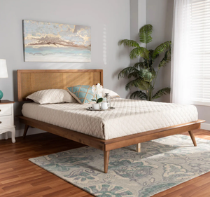 Lit plateforme scandinave à profil bas en teck massif de style Mid-Century Modern avec tête de lit en rotin naturel, taille King Size - Product Image 1