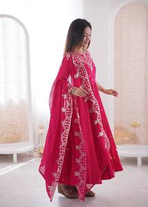Élégante combinaison Anarkali sans manches en soie romaine avec broderies et pantalon palazzo – Collection de tenues de fête - Product Image 5