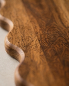 Planche à découper en bois de manguier à bords ondulés, plateau de service pour charcuterie avec boucle en cuir, vente en gros - Product Image 3