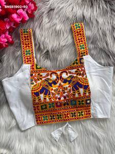 Nueva llegada: Blusa de algodón mágico con bordado tradicional y estilo Gamthi en la parte delantera y en las mangas, proveedor de la India. - Product Image 5