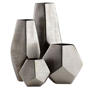 Vase à fleurs en aluminium argenté très demandé pour la décoration de table à la maison, à l'hôtel ou lors de mariages. - Product Image 1