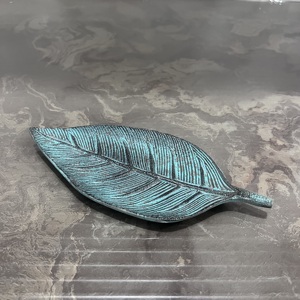 Bandeja Decorativa Moderna de Aluminio con Diseño Artesanal en Forma de Hoja con Revestimiento para Uso en Mesa TR622 - Product Image 2