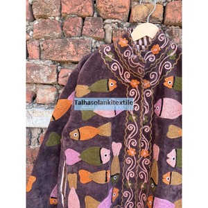 Chaqueta Artesanal Corta de Terciopelo Suzani con Bordado de Peces para Mujer, con Dos Bolsillos Laterales, Estilo Boho Chic, Venta al Por Mayor - Product Image 2
